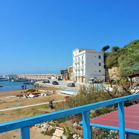 Sea House Bed and Breakfast 3*